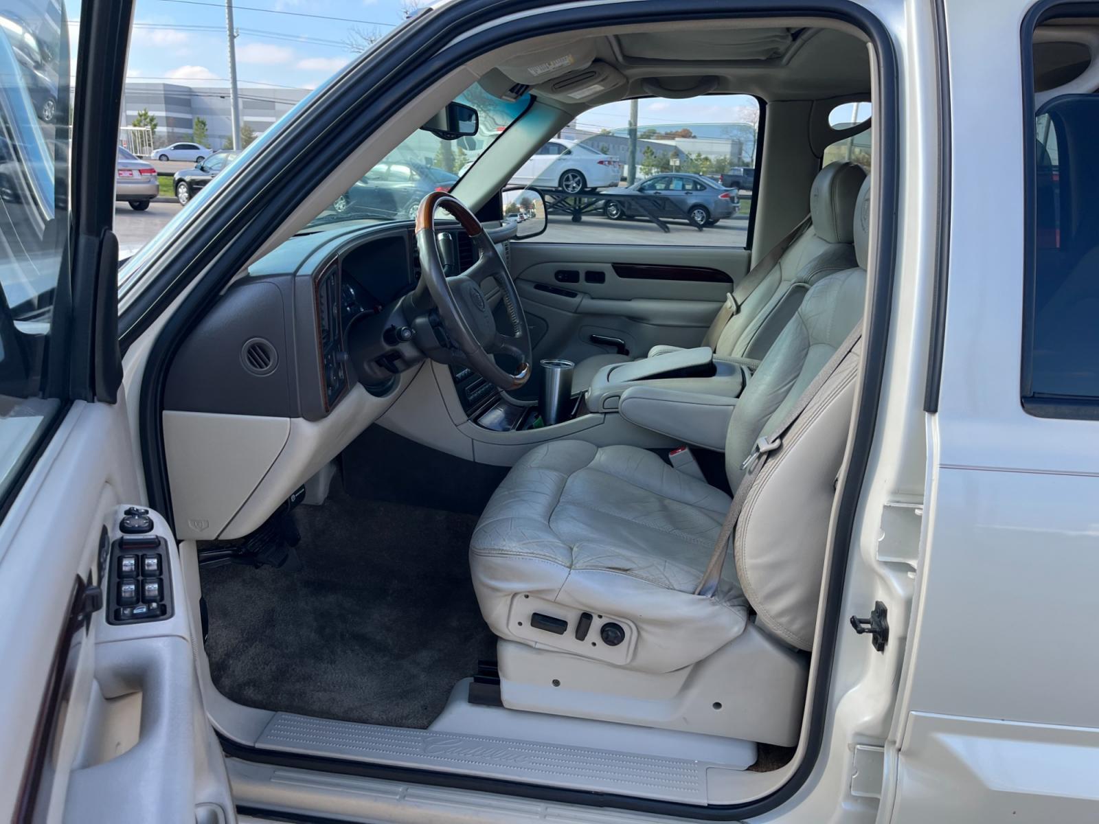 2002 white /TAN Cadillac Escalade 2WD (1GYEC63T62R) with an 5.3L V8 OHV 16V engine, 4-Speed Automatic Overdrive transmission, located at 14700 Tomball Parkway 249, Houston, TX, 77086, (281) 444-2200, 29.928619, -95.504074 - Photo #8